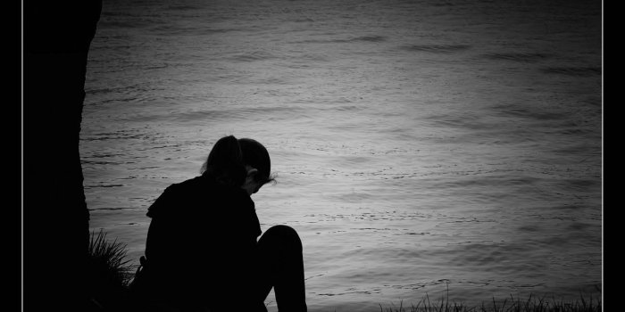 1600x1224 Alone Sad Girl Desktop Wallpaper Download Alone Sad - Girl Sitting