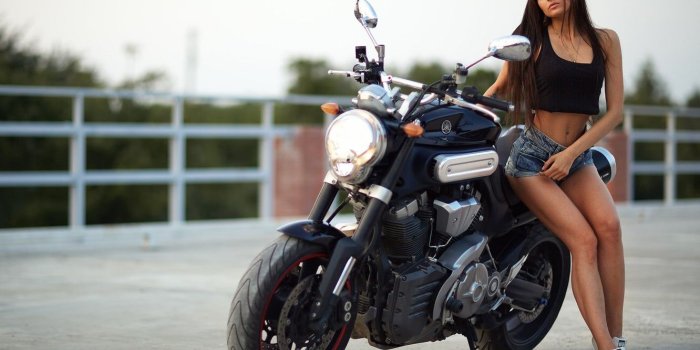 1332x850 Wallpaper girl, sexy, pose, shorts, makeup, Mike, figure, hairstyle