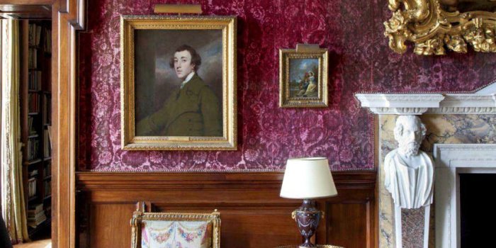 851x1023 Burgundy Wine wallpaper in a traditional living room in a historic