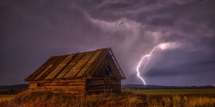 2600x1733 3069277 barn, clouds, countryside, grass, landscape, lightning