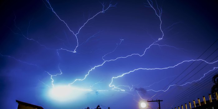 3840x2390 3072689 blue, bright, danger, dark, dramatic, dusk, electricity