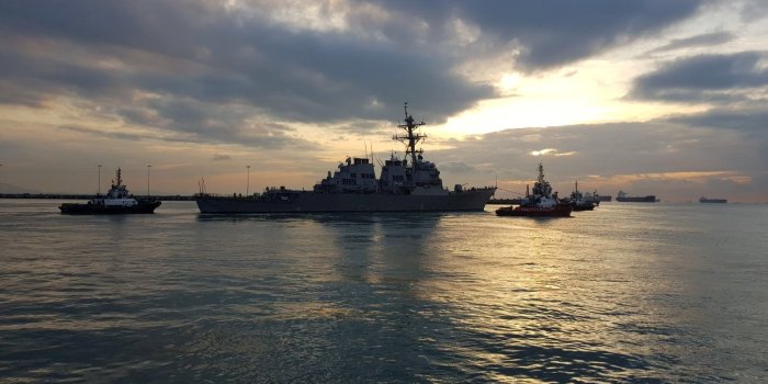 1600x1200 Collision-Damaged U.S. Destroyer Heads for Japan, Repair - WSJ