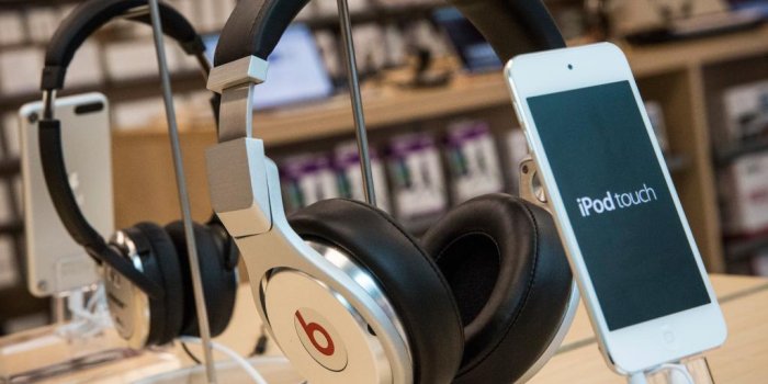 1024x768 Apple Inc. (NASDAQ:AAPL), SAMSUNG ELECT LTD(F) (SSNLF) - Is Apple