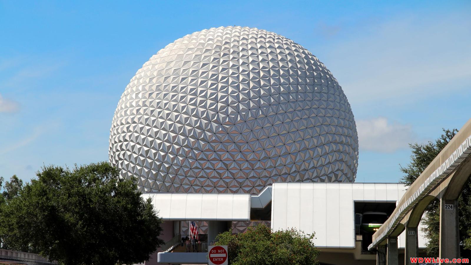 2560x1440 Monorail: View of Spaceship Earth and Epcot's Monorail station.