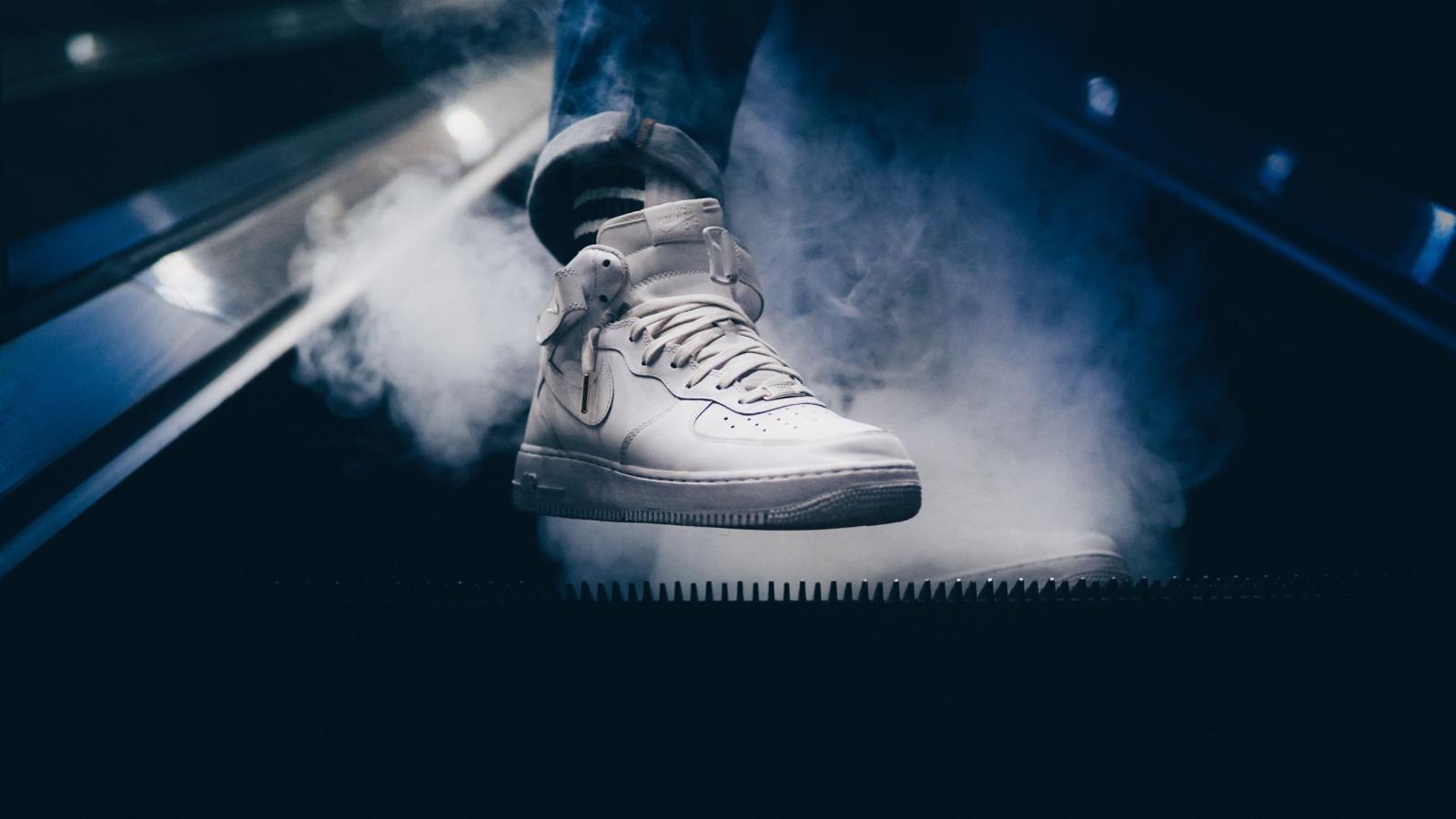 6000x3376 Unpaired white Nike Air Force 1 high HD wallpaper | Wallpaper Flare