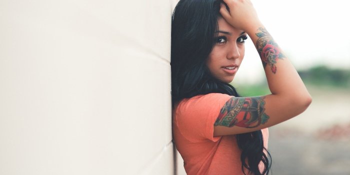 1920x1080 women, Dark Hair, Tattoo, Dark Eyes, Smooth Skin, Against Wall