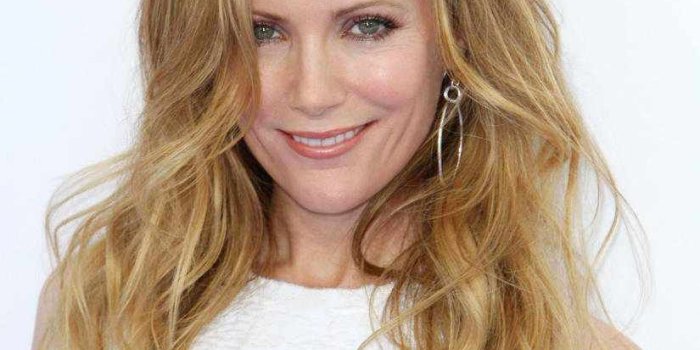 825x1000 leslie mann in 2019 | Hair & Makeup | Leslie mann, Hair styles, Long