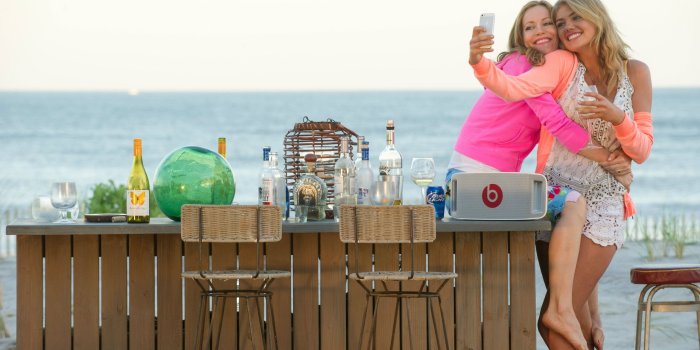 2560x1600 Leslie Mann and Kate Upton wallpaper - 1232 | 2560x1600