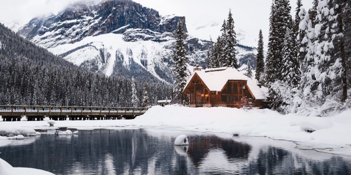 3554x1999 Rustic Cottage, Lake, Mountain, Winter, Snow ❤ 4K HD Desktop