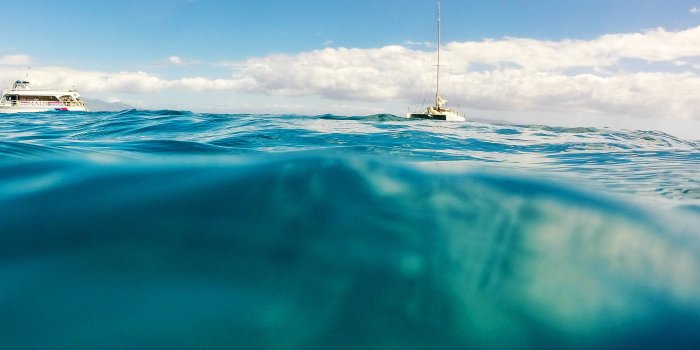 2732x2732 ni10-sea-ocean-boat-summer-vacation-blue-green-wallpaper