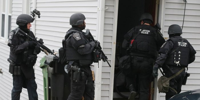 2048x1536 police officer wallpaper Gallery