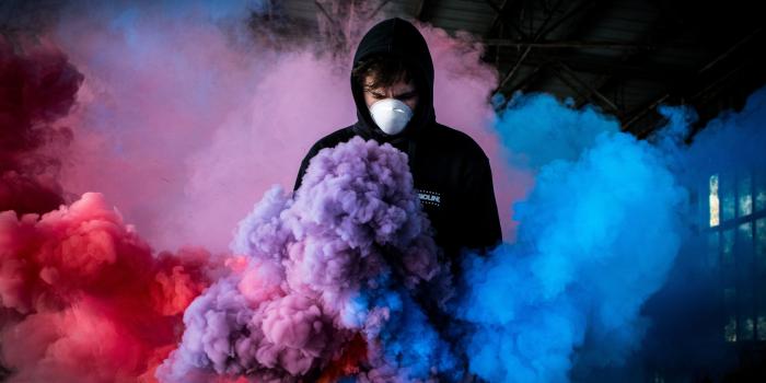 4849x3233 Boy With Smoke Bomb Colorful 5k - Smoke Bomb, Hd Wallpapers
