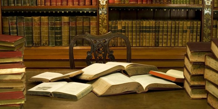 2560x1440 2560x1440 library, chair, books, shelves desktop wallpaper 79588