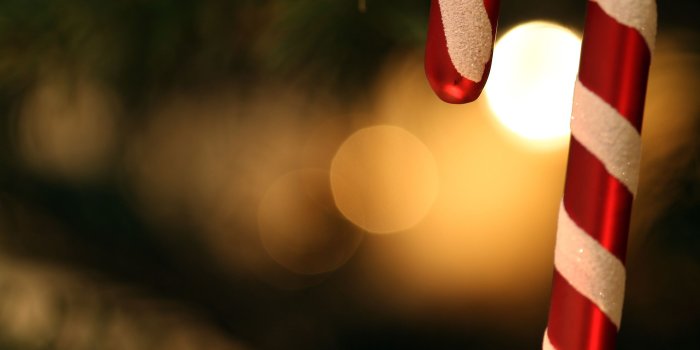 2560x1600 Candy Cane, Hand, Red, Holiday, Christmas Lights MacBook Pro 13