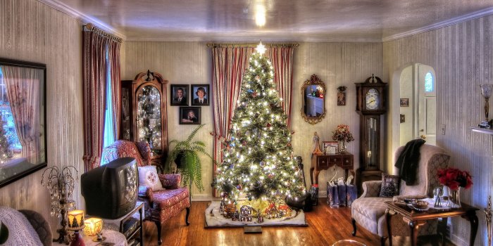 2560x1600 Classic Christmas house decoration Wallpaper #7910