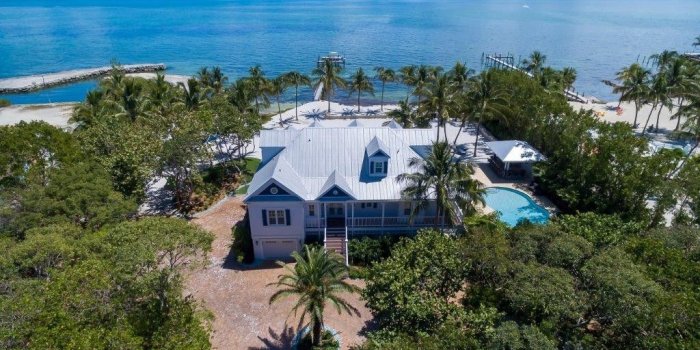 1024x768 Pineapple Beach