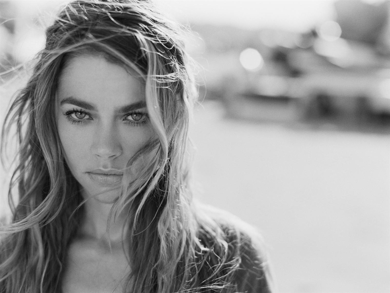 2500x1877 HD wallpaper: Denise Richards, women, model, actress, monochrome