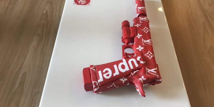 2048x1536 Supreme LV Gun Art
