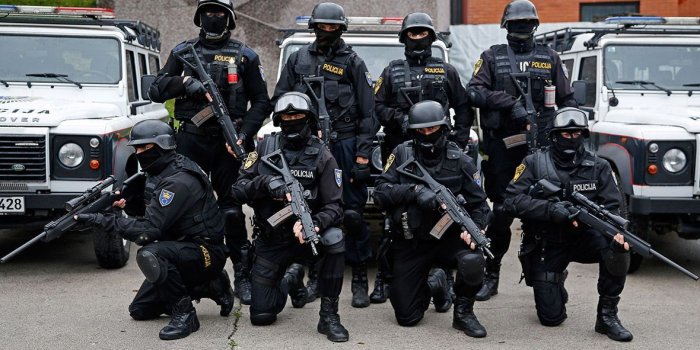 1180x787 Police Officers Wallpapers