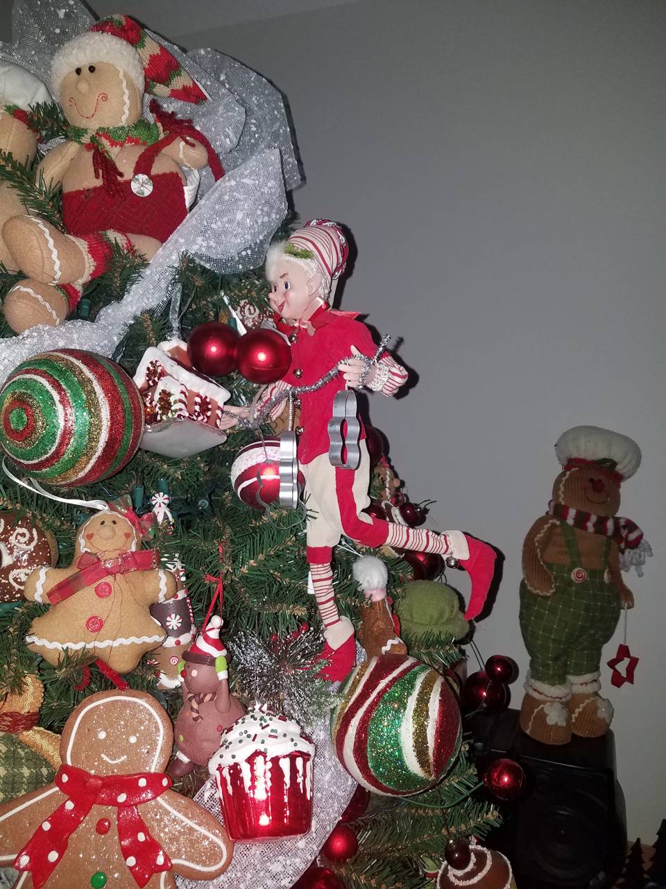 960x1280 Christmas Elf Wallpaper by justieklein - 62 - Free on ZEDGE™