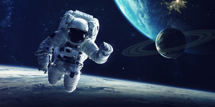 5200x3250 White astronaut suit, astronaut, planet, space, space art HD