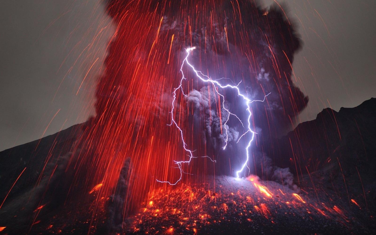 2880x1800 Download 2880x1800 Volcano, Lightning Wallpapers for MacBook Pro 15