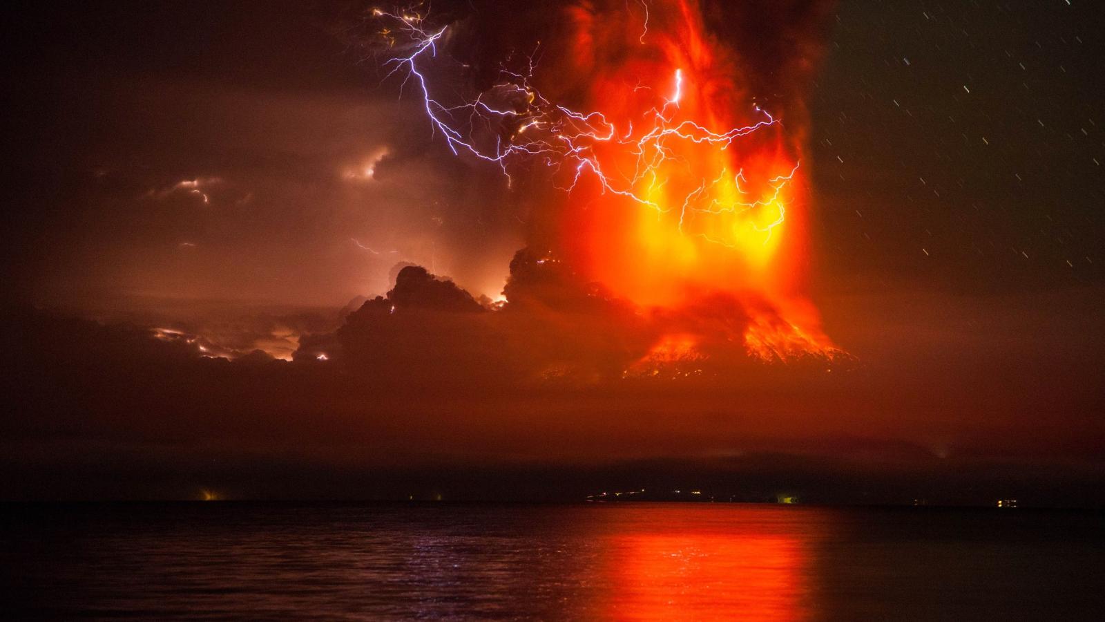 2560x1440 64+ Volcanic Lightning Wallpapers on WallpaperPlay