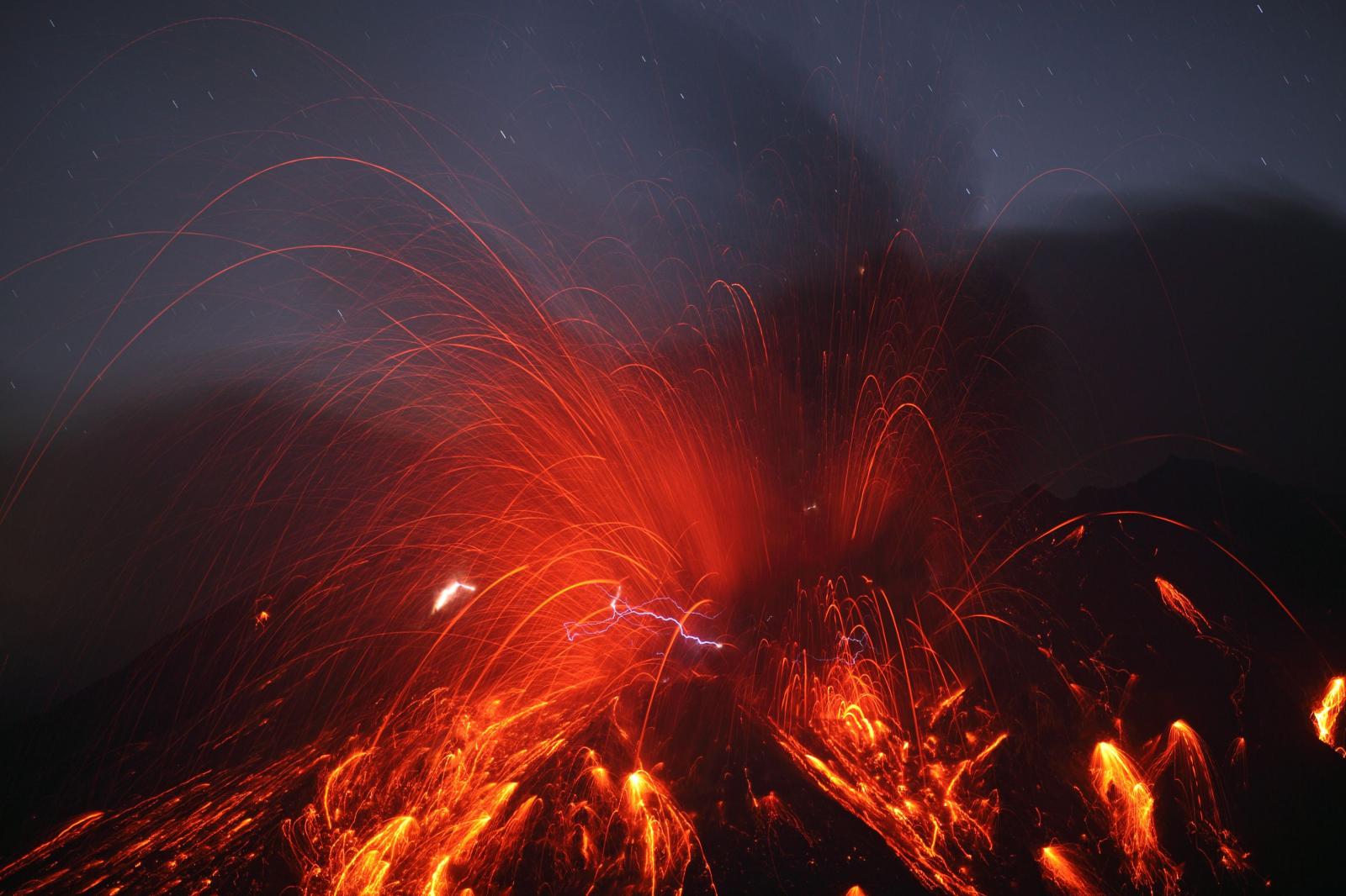 2808x1872 APOD: 2010 February 10 - Sakurajima Volcano with Lightning