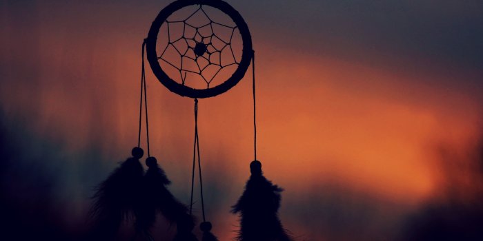 3324x2208 Silhouette of black dream catcher hanging under golden hour HD