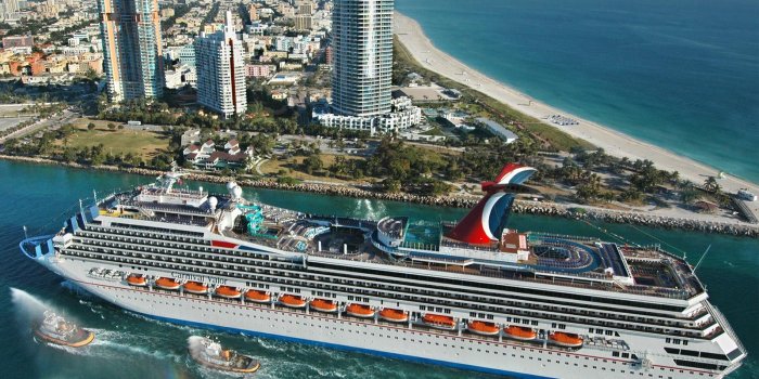 1600x1200 carnival-valor-cruise-ship-passes-miami-beach-free-wallpaper The
