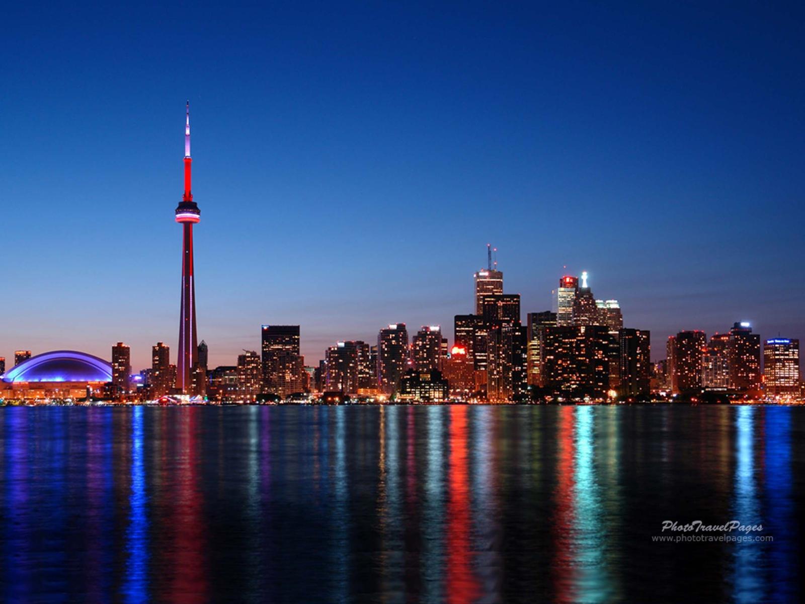 2560x1920 CN Tower Wallpapers