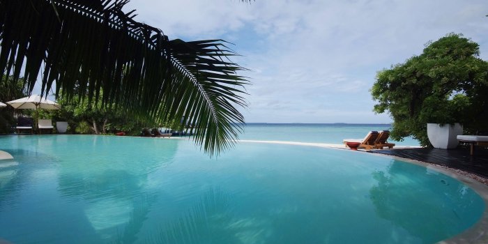 2880x1800 Infinity pool in a beautiful resort wallpaper - World wallpapers