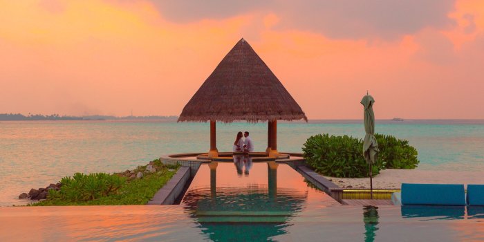 2048x1363 Couple Under Hut Beside Sea and Infinity Pool · Free Stock Photo