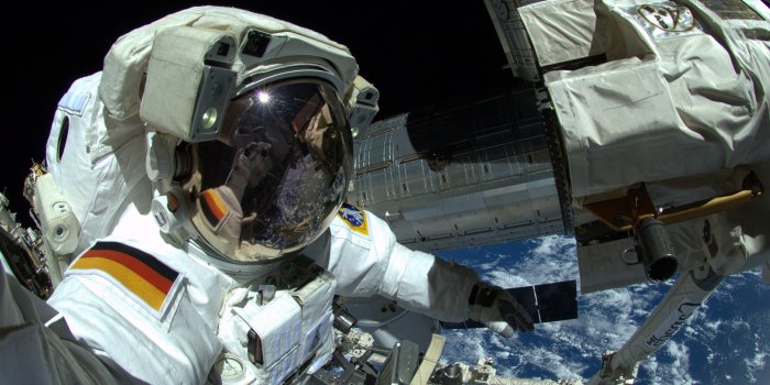 4312x2868 2856106 space selfies astronaut international space station earth