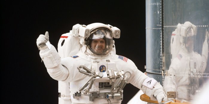 3068x2036 SM3A: Waving Astronaut | ESA/Hubble