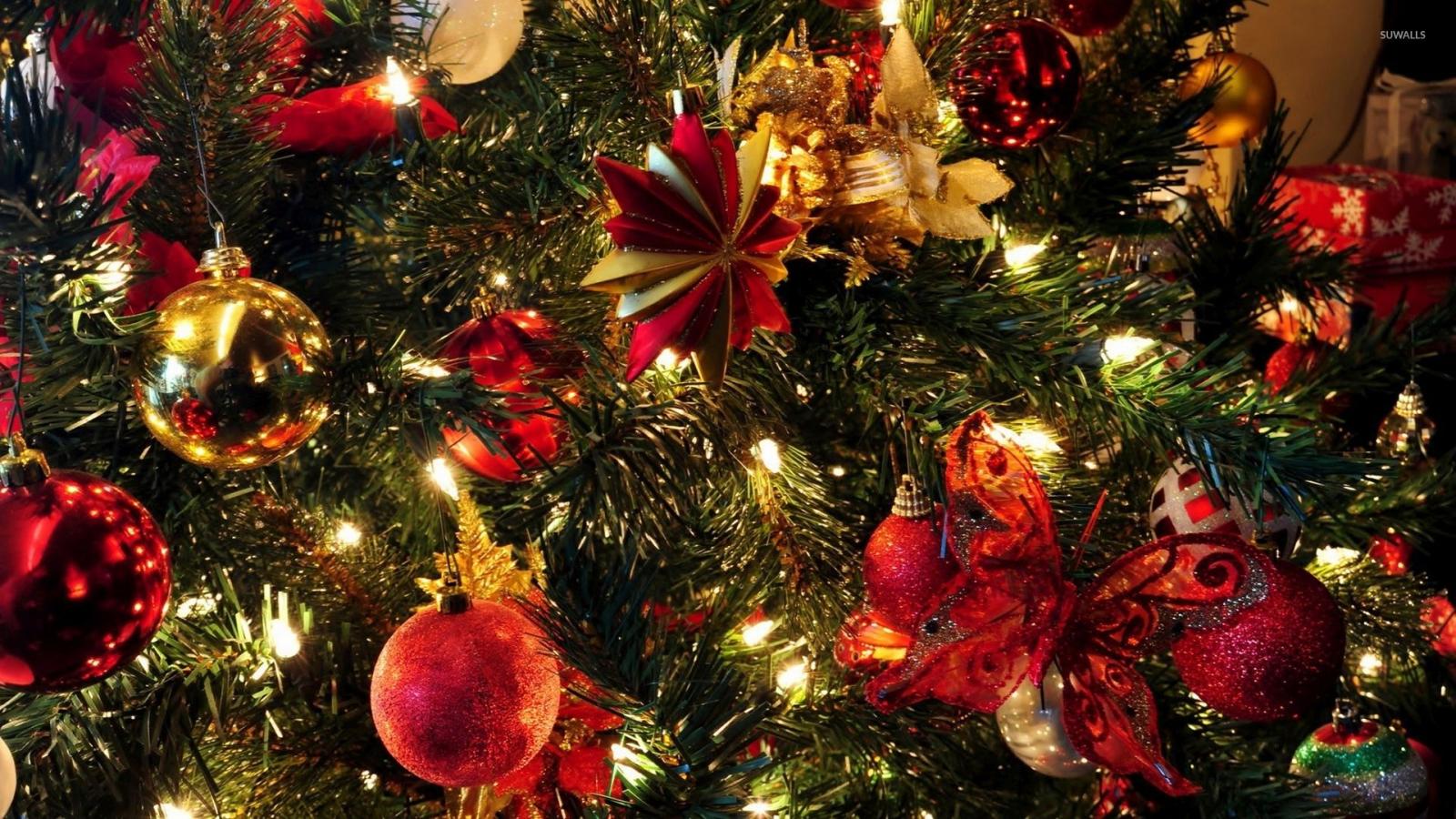 1920x1080 Christmas tree with red and golden baubles wallpaper - Holiday