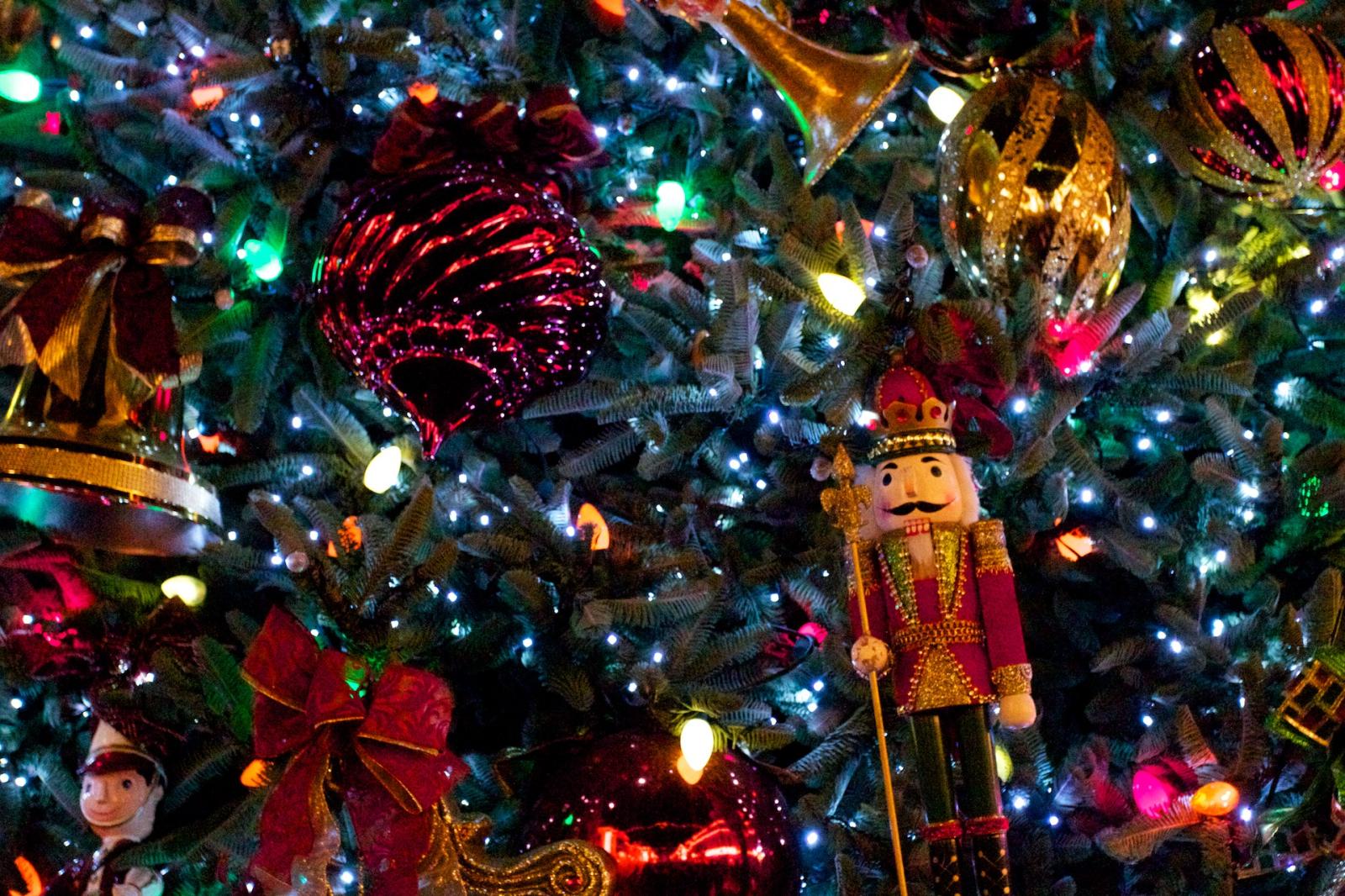 1920x1280 Christmas Tree with Nutcracker Desktop Wallpaper
