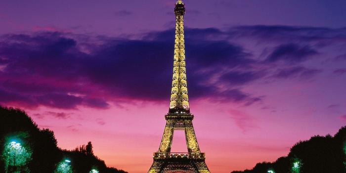 1600x1200 Scenic Eiffel Tower wallpaper