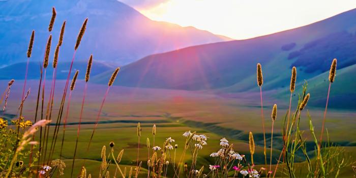 2560x1599 Beautiful Sunrise above Valley of Castelluccio di Norcia, Italy