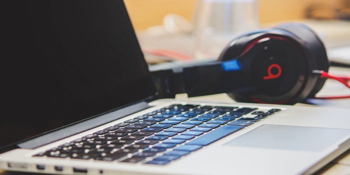 4481x2982 macbook pro and black beats by dr dre headphones free image | Peakpx