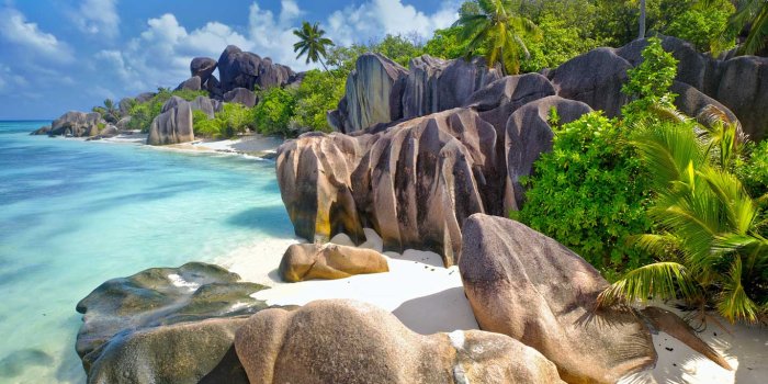 1366x768 Landmark Center clock tower and Winter Carnival Ice Palace, St. Paul