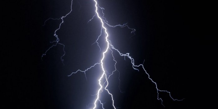 1440x2560 Download wallpaper 1440x2560 lightning, night, horizon, sea, light