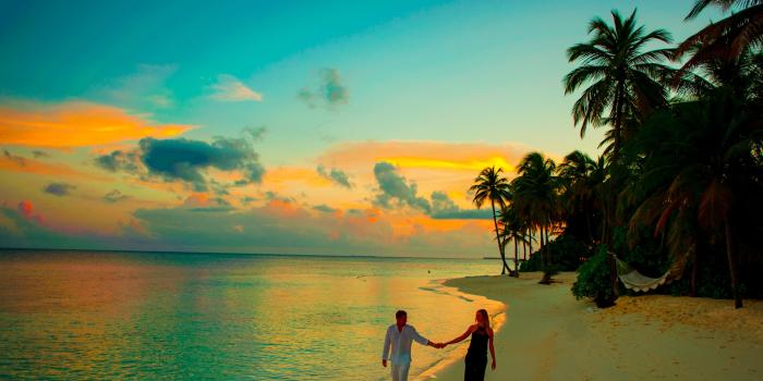 2254x1500 Couple Walk A Beach Love - Romantic Wallpapers For Free In HD 4K