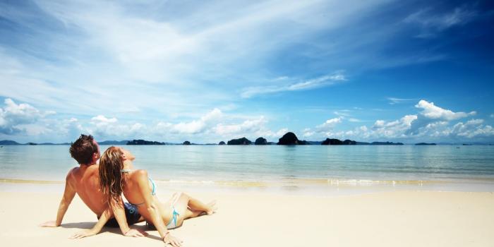 1920x1200 Couple on the beach, romantic photo - HD wallpaper download