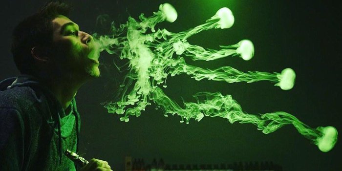 962x837 Austin Lawrence is a 'Vape God,' capable of mindblowing tricks using
