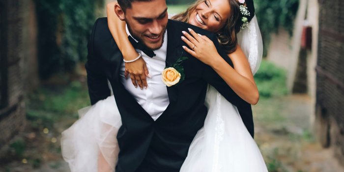 1600x1200 Pictures grooms brides Wedding Couples in love Girls Suit 1600x1200