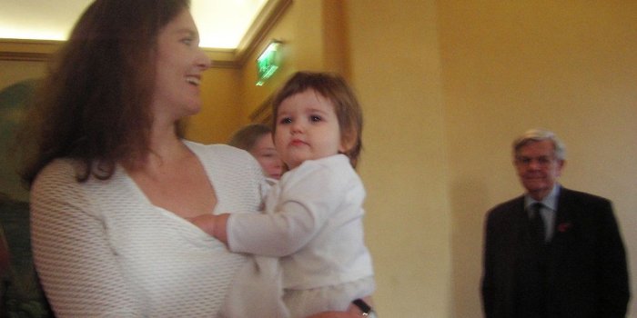 1024x768 lunch: baby ruth and mom | ricardo