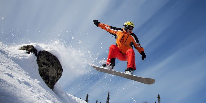 1680x1050 Men's orange windbreaker jacket and pants, sports, snowboarding HD