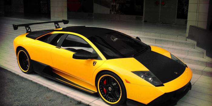 2560x1600 Black and yellow Lamborghini Huracan parked on roadside HD wallpaper