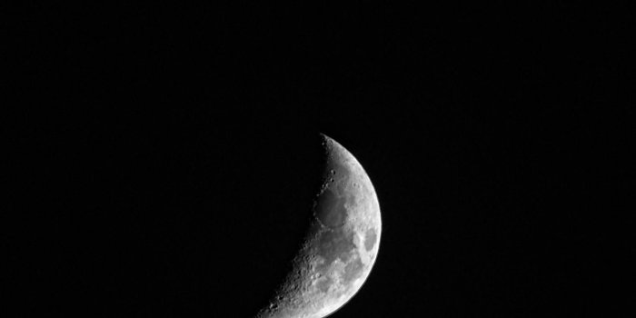 1439x2960 AMOLED Moon Wallpaper (Black) [1440x2960] - Album on Imgur